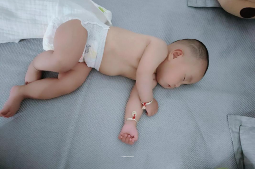 代怀哪里最便宜宝宝头上长痱子